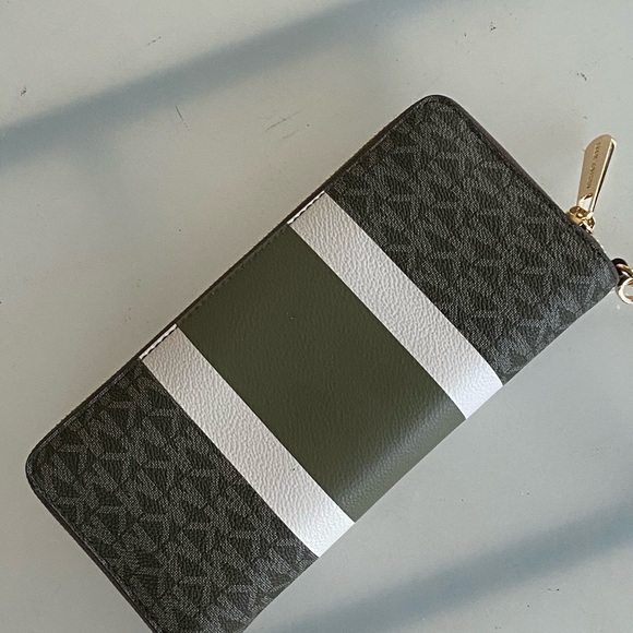 NWT Michael Kors LG continental signature wallet - Picture 3 of 5